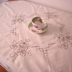 ドイツの手仕事/淡いアイボリー色の生地にバラのお花の手刺繍 テーブルクロス　未使用品 (ヴィンテージ) 1枚目の画像