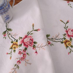 フランスの手仕事/色彩豊かなバラの手刺繍 クロスステッチ 生地 テーブルクロス (ヴィンテージ) 1枚目の画像