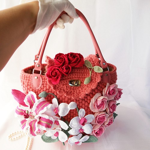バラ＆ゆり＆胡蝶蘭のハンドバッグ 手編み 軽めバッグ ハンドバッグ