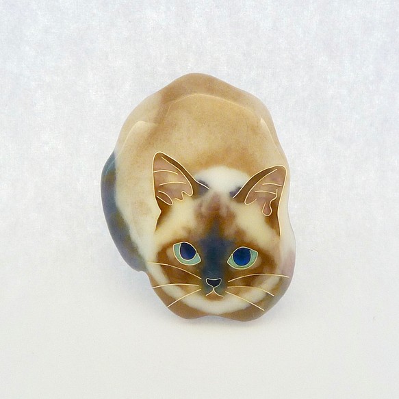 七宝焼きのピンブローチ＊香箱座りのシャム猫 1枚目の画像