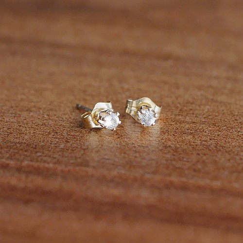 ピアス☆ロシア産フェナカイト（2.8mm）14kgf ピアス（スタッド・一粒