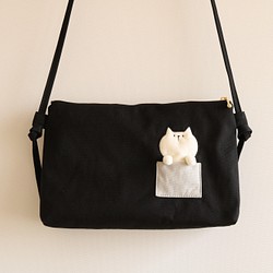 ポケットに猫が入っているポシェット（白猫　ブラック） 1枚目の画像