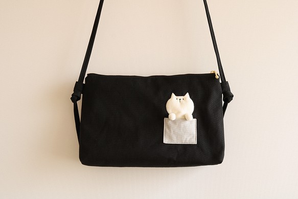 ポケットに猫が入っているポシェット（白猫　ブラック） 1枚目の画像