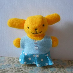 黄色ウサギのキーホルダー(スカートの洋服付き) 1枚目の画像