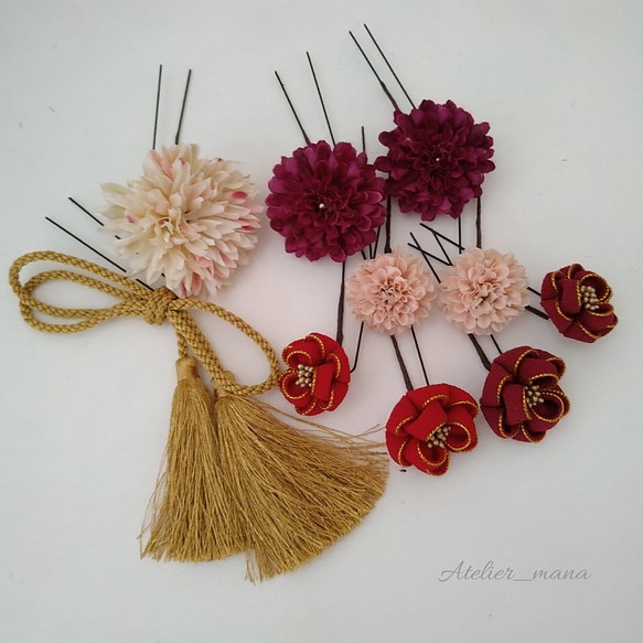 和装　アーティフィシャルフラワーとつまみ細工の髪飾り　ニ段花とマム　レッド×パープル　ウェディング、振袖、袴に 1枚目の画像
