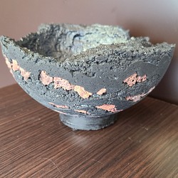 FP1494 溶岩石入り仕立て　中　ハーフ丸鉢　セメント鉢　コンクリー鉢　鉢植え　炭黒 1枚目の画像