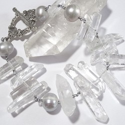 氷柱水晶(クリアクォーツ)と大粒淡水真珠のブレスレット 1枚目の画像