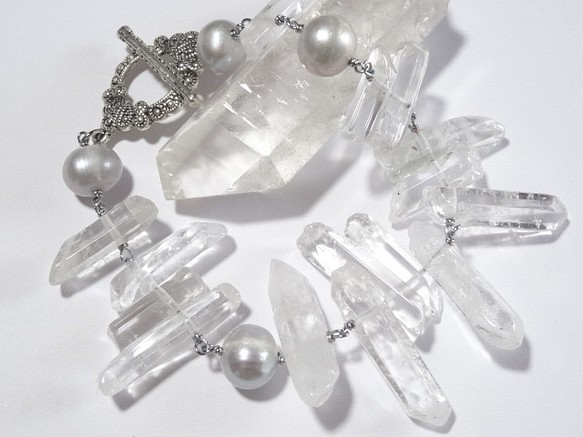 氷柱水晶(クリアクォーツ)と大粒淡水真珠のブレスレット 1枚目の画像