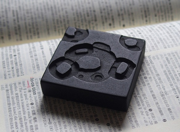 Mushikui Brooch Soot A 漆ブローチ www.avillsas.com