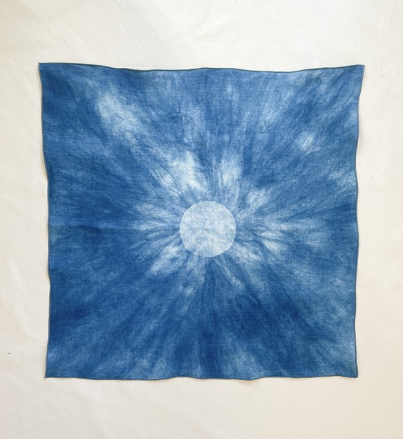送料無料　"ムーンライト"　藍染リネン風呂敷　小さめサイズ　絞り染め　スカーフ　月　光 1枚目の画像