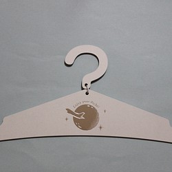 紙製ハンガー　「J&M HANGER白・飛行機」  紙製、水引き、掛けやすい、縁起物、飛行機、満月 1枚目の画像