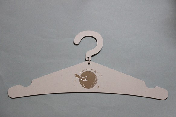 紙製ハンガー　「J&M HANGER白・飛行機」  紙製、水引き、掛けやすい、縁起物、飛行機、満月 1枚目の画像