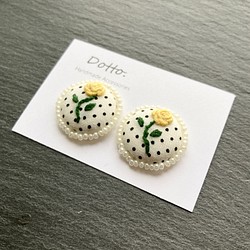 【送料無料】刺繍ローズのくるみボタンピアス[ドット×イエロー] 1枚目の画像