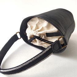 【シルバー】冬の装いを彩るおしゃれな本革ハンドバッグ 1枚目の画像