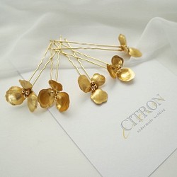 ふわふわ揺れる、airy flower petal earrings（white） www