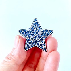 星空の煌き　星のビーズ刺繍ブローチ（クリスタル・クラシックブルー・シルバー） 1枚目の画像