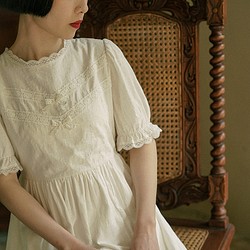 月光白色 含内裏 愛德華蕾絲刺綉花邊領洋裝 寬鬆版型收腰連身裙 第1張的照片