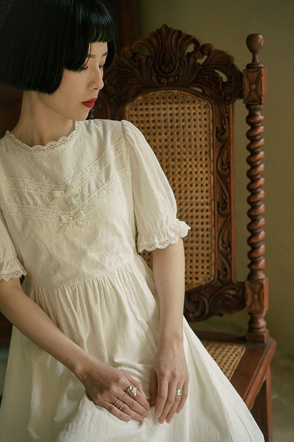 月光白色 含内裏 愛德華蕾絲刺綉花邊領洋裝 寬鬆版型收腰連身裙 第1張的照片