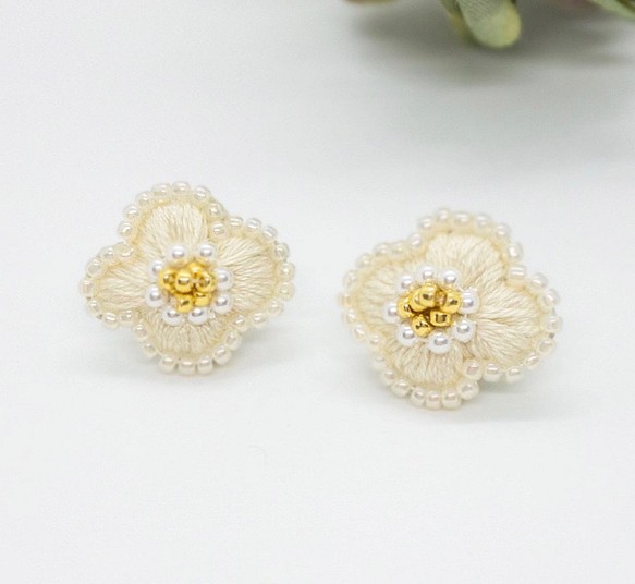 気まぐれな花＊白 イヤリング／ピアス 金具変更可 金属アレルギー対応