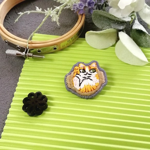 【土鍋猫】茶トラ　手刺繍ブローチ 1枚目の画像