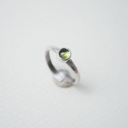 簡單小石系列-橄欖石‧鍛敲‧純銀硫化染黑開放式戒指 第1張的照片