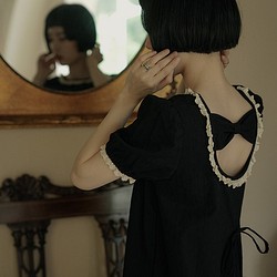 黑色 日系後背蝴蝶結镂空短袖燈籠袖洋裝 圓領高腰系帶A字小黑裙 第1張的照片