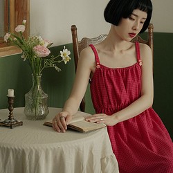 漿果紅色 日系複古抽褶露背紅格洋裝 花花扣高彈力松緊腰細肩帶裙 第1張的照片