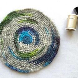 エストニアの無撚毛糸で作った小さな敷き物・コースター　 ブルー 1枚目の画像