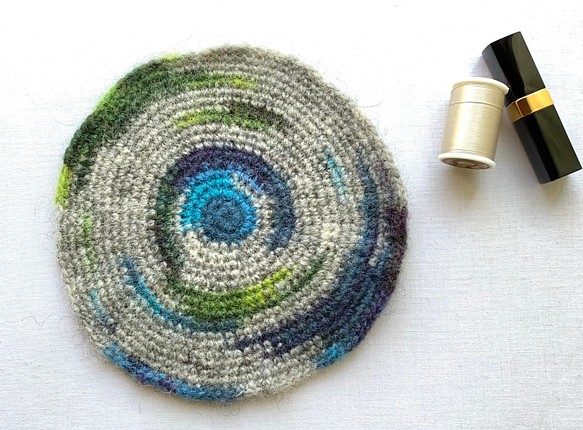エストニアの無撚毛糸で作った小さな敷き物・コースター　 ブルー 1枚目の画像