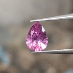 サファイア ピンクがかったパープル サファイア ルース 0.88カラット ペアカット 美しい天然宝石 1枚目の画像