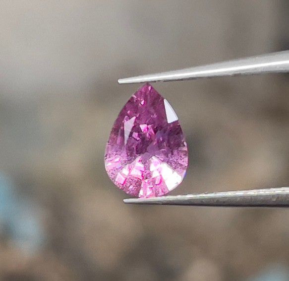 サファイア ピンクがかったパープル サファイア ルース 0.88カラット ペアカット 美しい天然宝石 1枚目の画像