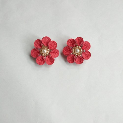 特集掲載》刺繍花ピアス ナチュラル ベージュ ピアス（スタッド・一粒