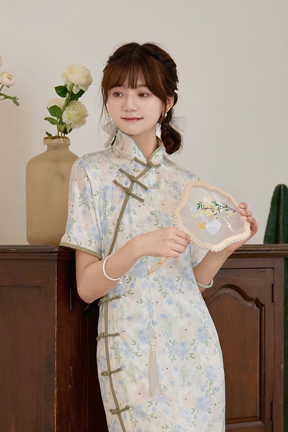 兔子印花 緞面開襟少女修身旗袍 新中式中秋春節改良連身裙洋裝 第1張的照片
