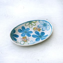 青い花と蝶のオーバルプレート 1枚目の画像