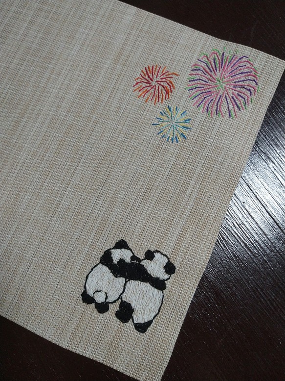 パンダと花火の手刺繍ランチョンマット 1枚目の画像