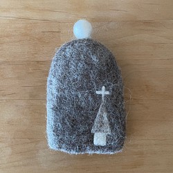 羊毛フェルトのお鍋持ち手用ミトン　教会の刺繍 1枚目の画像