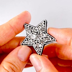 星空の宝石　シックに煌く星のビーズ刺繍ブローチ（クリスタル・アンティークシルバー・メタリックシルバー） 1枚目の画像