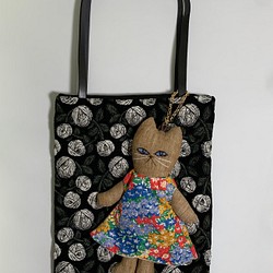 花柄のワンピースを着た猫さんチャームつきのバッグ 1枚目の画像