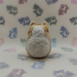羊毛フェルトの猫のおもちゃ　ちょっと大きい猫ボール　茶トラ白 1枚目の画像