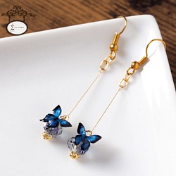 【 受注生産 】耳飾り 青 ガラスビーズの空中ブランコ 蝶を添えて〈 イヤリング , ピアス 〉 1枚目の画像