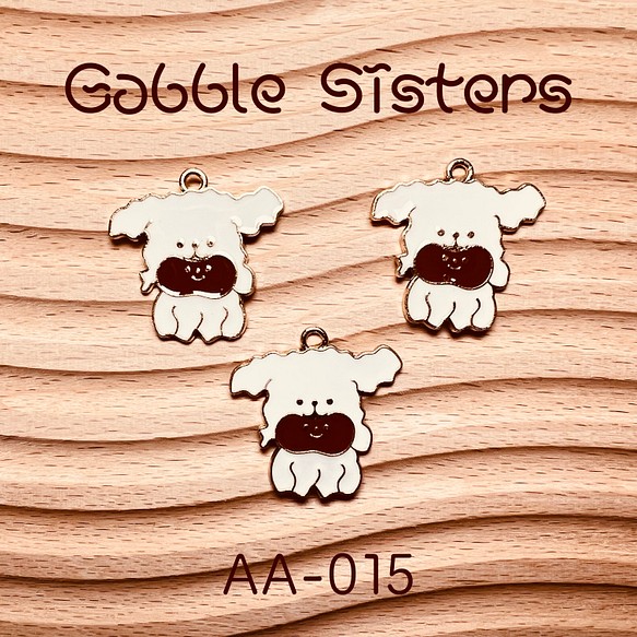 おともだちをくわえたわんこのエナメルチャーム エナメル チャーム 犬 ホワイト 015 チャーム Gabblesisters 通販 Creema クリーマ ハンドメイド 手作り クラフト作品の販売サイト