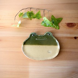 カエルさんの平皿06（やや小ぶり） 1枚目の画像