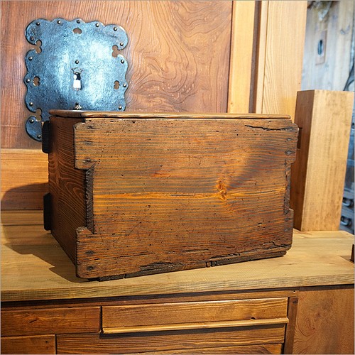 販促品 アンティーク ディスプレイ 古家具 ボックス チェスト 古い無垢木の飾り棚 棚/ラック