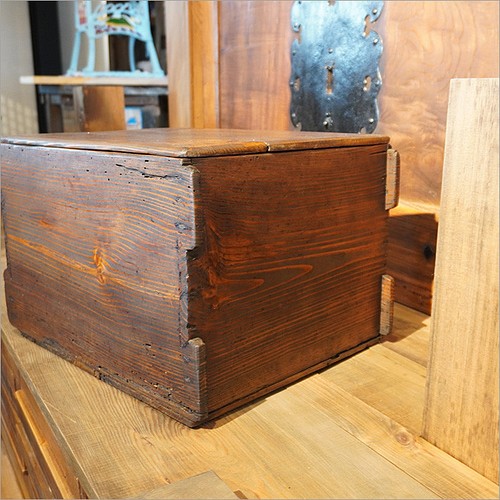 日本正規流通品  ディスプレイ 古家具 ボックス チェスト 古い無垢木の飾り棚 アンティーク 棚/ラック