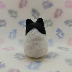 羊毛フェルトの猫のおもちゃ　ちょっと大きい猫ボール　トビ黒 1枚目の画像
