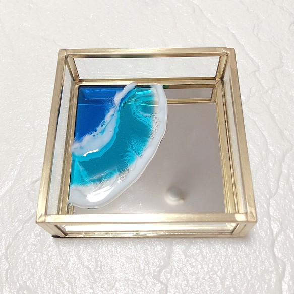 【限定1点】透明感抜群♪さざ波が幻想的な海レジンアートのガラス製アクセサリーミラーケース・小物入れインテリア(ブルー)