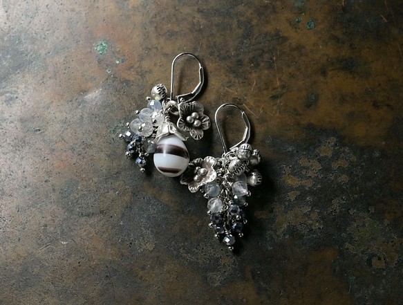 單調婚珠、重拉長石和太赫茲、花朵卡倫銀和小鈴鐺不對稱耳環 第1張的照片