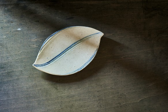 葉っぱの菓子皿（平皿／小皿／ブルー） 1枚目の画像