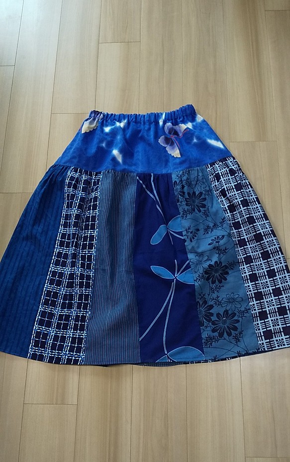 再販 ゆかた地のスカート 藍染 紺地 花柄 14枚パッチワーク ロング