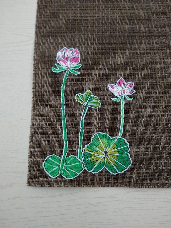 蓮の花の手刺繍ランチョンマット 1枚目の画像